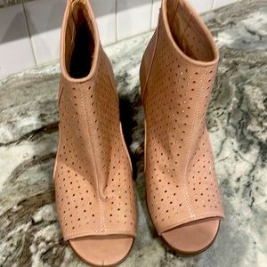 Francesca’s Women's Heels Size 8.5 Mauve Shootie
